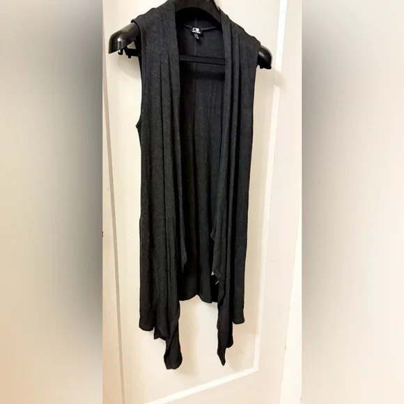 CABLE & GAUGE DARK GREY THIN KNIT VEST - Picture 1 of 16